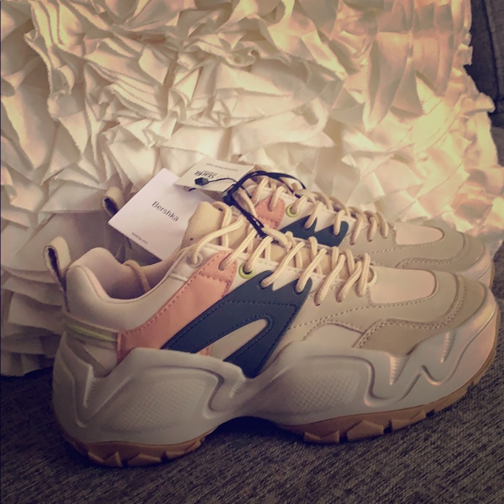 I bought this sneakers but They are too big for me